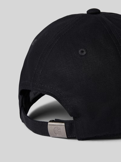 Produktfoto, schwarze Cap mit Label-Stitching von Carhartt Work In Progress, verstärkter Schirm, verstellbarer Riegel, texturierte Baumwolle.