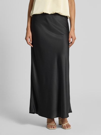 Frauenmodel trägt Ausgestellter Maxi-Rock mit elastischem Bund Modell 'MERLE' von VERO MODA in Schwarz, glatte Oberfläche, Ganzkörperansicht von vorne. Damen Maxi-Rock von VERO MODA.