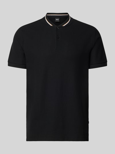 Produktfoto, Regular Fit Poloshirt aus einer Baumwolle C-PRATT40 von BOSS in Schwarz, unifarben, kurzarm, Piqué-Struktur, Label Stitching, gerippter Ärmelabschluss, V-Ausschnitt mit kurzer Knopfleiste.