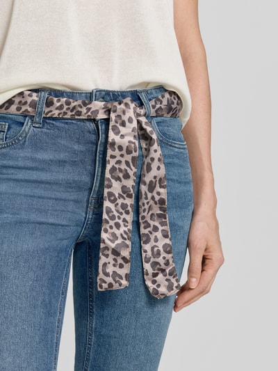 Vrouwenmodel draagt Slim Fit Jeans met Bindegürtel en Saum mit Aufschlag van Zero, blauw, 5-pocketmodel, strikceintuur, logostitching, detailopname taille
