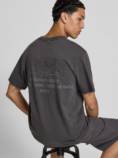 Männermodel trägt Regular Fit T-Shirt mit Logo-Stitching von ANNARR, Reine Baumwolle, Rundhalsausschnitt, Kurzärmelig, Rückansicht, Nahaufnahme Oberkörper.
