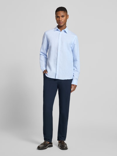 Männermodel trägt Regular Fit Freizeithemd aus Leinen-Mix von Jake*s in lichtblauw, met kentkraag en knoopsluiting, ganzkörperansicht von vorne. Regular fit, linnenmix met katoen, schouderbreedte 50 cm, ruglengte 75 cm, mouwlengte 66 cm.