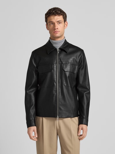 Mężczyzna nosi Slim Fit Jacke in Leder-Optik Modell 'GIUBBINO' od Antony Morato, czarna, dwukierunkowy suwak, kieszenie z patką, widok z przodu, Ganzkörperansicht von vorne.