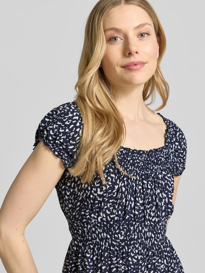 Kobiece model prezentuje Knielanges Kleid aus Viskose im Allover-Look od Apricot, czarny wzór, czysta wiskoza, krój taliowany, okrągły dekolt, Szerokość w rozmiarze S: 43 cm, Długość pleców w rozmiarze S: 106 cm, Długość rękawa w rozmiarze S: 11 cm, zbliżenie na górną część ciała.