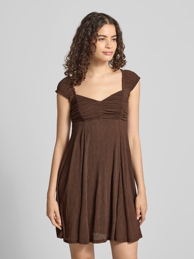 Vrouwenmodel draagt bruin vrijetijdsjurk met structuurpatroon Ausgestelltes Freizeitkleid mit Strukturmuster model 'HELDA' van ONLY, dames. Halftotaal vooraanzicht.