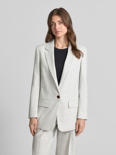 Vrouwenmodel draagt Regular Fit Longblazer uit linnenmix model 'ANETTEA' van HUGO in lichte melange met krijtstreep, reverskraag, lange mouw, klepzakken, twillstructuur, 1-knoopsluiting, schoudervulling; vooraanzicht, bovenlichaam close-up.