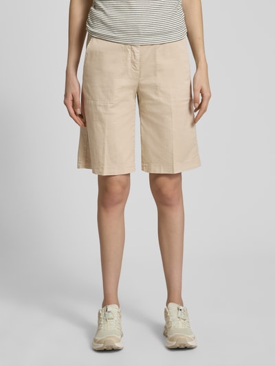 Frauenmodel trägt Regular Fit Bermudas aus Baumwoll-Mix Modell 'STELLA' von Cambio, Optik: Unifarben, Label-Patch, Gürtelschlaufen, Ganzkörperansicht von vorne