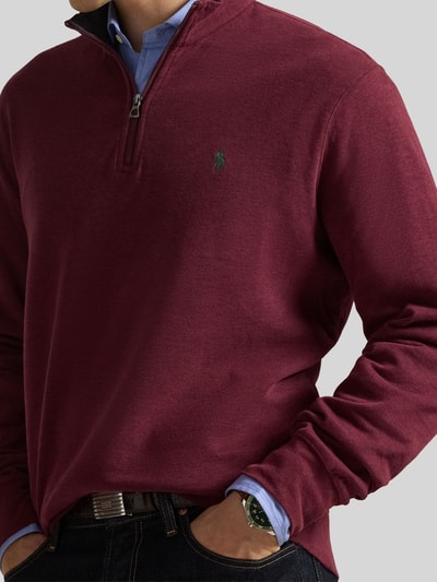 Männermodel trägt Regular Fit Sweatshirt aus Baumwoll-Mix von Polo Ralph Lauren in Dunkelrot, glatte Textur, Nahaufnahme Oberkörper. Herren Sweatshirt von Polo Ralph Lauren