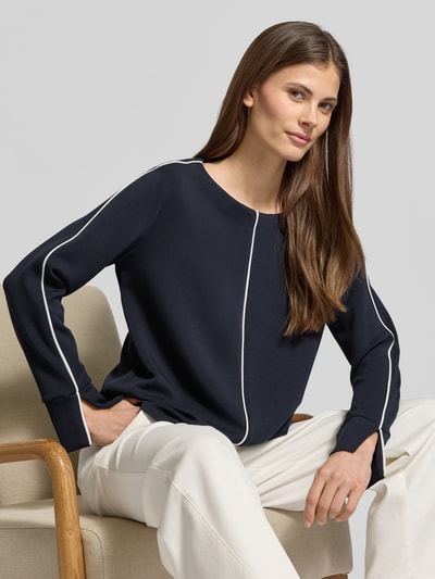 Frauenmodel trägt Regular Fit Sweatshirt mit Kontrastnähten von s.Oliver BLACK LABEL, Optik: Unifarben, Modal-Mix, Nahaufnahme Oberkörper.