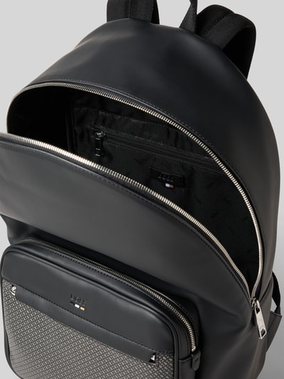 Produktfoto, Rucksack mit Label-Prägung Modell 'RAY' von BOSS; czarny, gładka faktura, logo na przedniej kieszeni, skóra ekologiczna, zamek błyskawiczny, główna komora, kieszeń na suwak i organizer wewnętrzny