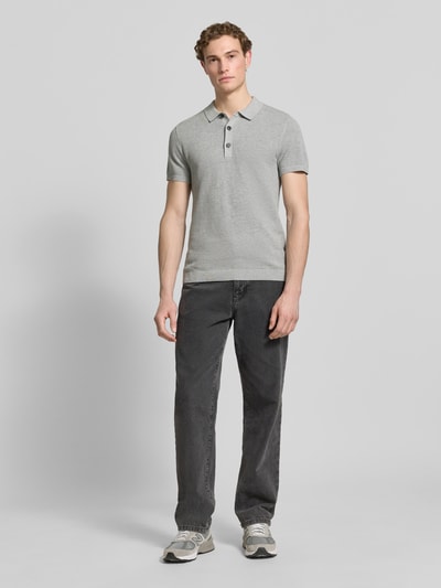 Männermodel trägt Regular Fit Poloshirt aus reiner Baumwolle von s.Oliver RED LABEL, Optik: Unifarben, Strickoptik, Ganzkörperansicht von vorne.