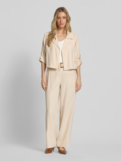 Frauenmodel trägt Slim Fit Top aus Viskose-Mix von s.Oliver BLACK LABEL, Optik: Unifarben, Rippstrick, Ganzkörperansicht von vorne.