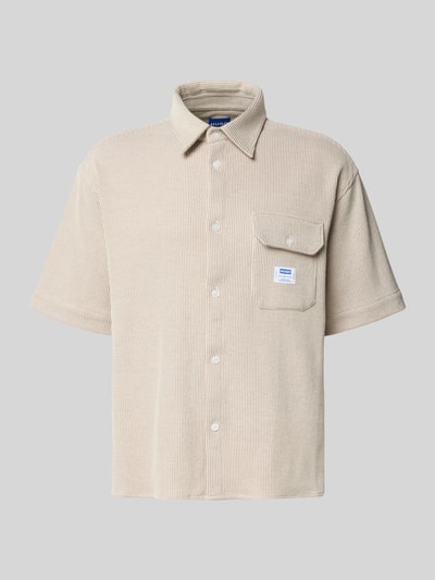 Produktfoto, Relaxed Fit Freizeithemd aus Baumwoll-Mix 'EBAFFINO' von HUGO in Beige mit Strickoptik, Kentkragen, Kurzarm, durchgehende Knopfleiste, Label-Stitching-Applikation und Brusttasche, Material Baumwoll-Mix