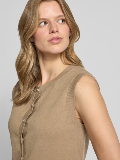 Frauenmodel trägt Regular Fit Pullunder aus Viskose-Mix Modell 'ORINA' von Pieces, Optik: Unifarben, Feinstrick, Nahaufnahme Oberkörper.