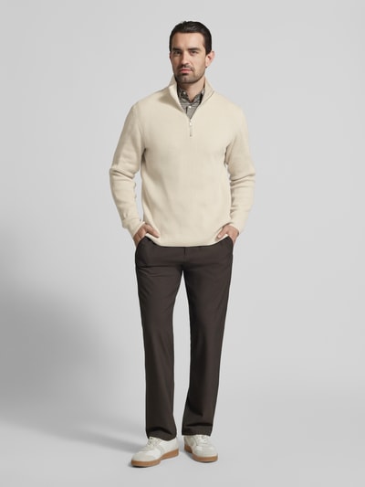 Männermodel trägt Strickpullover mit Stehkragen und Reißverschluss von Lindbergh aus Baumwoll-Mix in Regular-Fit, Ripp-Optik, cremefarben, Ganzkörperansicht von vorne.