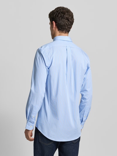 Männermodel trägt Freizeithemd mit Knopfleiste von Polo Ralph Lauren in hellblau-weiß gestreift, Baumwoll-Elasthan-Mix, Regular Fit, Rückenlänge 84 cm, Schulterbreite 47 cm, Ärmellänge 66 cm, Ganzkörperansicht Rückansicht.