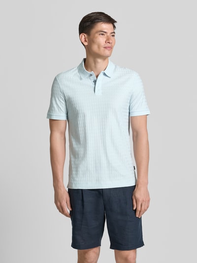 Männermodel trägt Regular Fit Poloshirt aus reiner Baumwolle Modell 'H-PARLEY 321' von BOSS in Hellblau, Strukturmuster, Ganzkörperansicht von vorne. Herren Poloshirt.