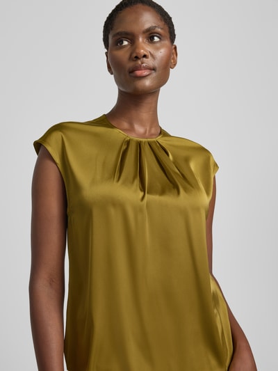 Frauenmodel trägt Regular Fit Bluse aus Satin von zero in glänzendem Olivgrün, elastischer Material-Mix, Raffungen, Nahaufnahme Oberkörper.