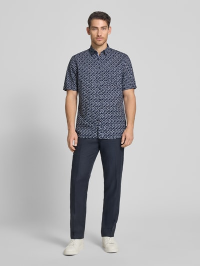 Männermodel trägt Regular Fit Freizeithemd mit Button-Down-Kragen von Christian Berg Men im Allover-Look aus Reine Baumwolle, Ganzkörperansicht von vorne.