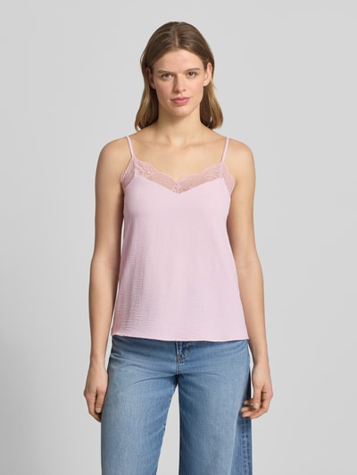 Frauenmodel trägt Relaxed Fit Blusentop mit Spitzenbesatz Modell 'TIFFANY' von Pieces, Optik: Unifarben, Crêpe, Ganzkörperansicht von vorne.