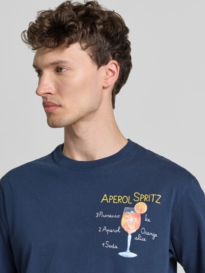 Männermodel trägt dunkelblaues Herren T-Shirt mit Stitchings Modell 'PORTOFINO' von MC2 Saint Barth aus reiner Baumwolle, Regular-Fit, Nahaufnahme Oberkörper.