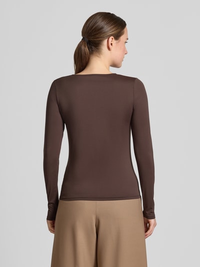 Frauenmodel trägt Langarmshirt mit abgerundetem Rumpfabschluss von MARC CAIN, unifarben braun, körpernah, Ganzkörperansicht Rückansicht.