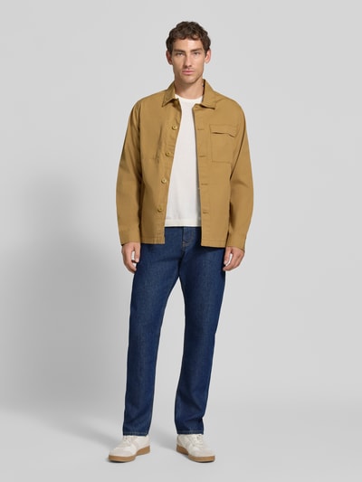 Männermodel trägt Relaxed Fit Jeans aus reiner Baumwolle Modell 'TTWAYLEN' von Tom Tailor Denim, Herren Relaxed Fit Jeans, Ganzkörperansicht von vorne.