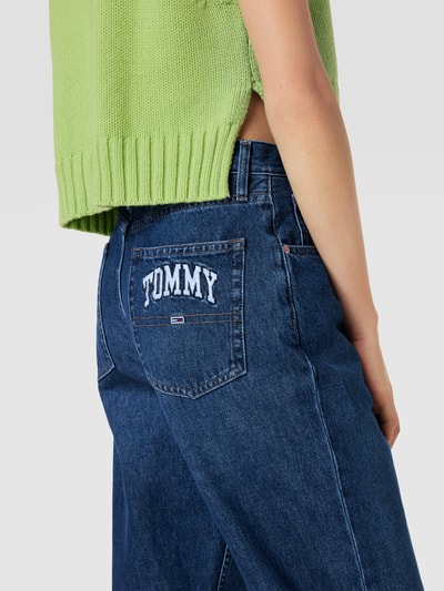 Tommy Jeans Jeansy o kroju mom fit z wyhaftowanym logo Jeansowy niebieski 3