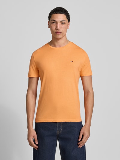 Männermodel trägt Slim Fit T-Shirt Modell 'TJM XSLIM JASPE HTR TEE E' von Tommy Jeans, Optik: Unifarben, Passform: Slim-Fit, Logo-Stitching, V-Ausschnitt, Ärmelform: Kurzarm, Ganzkörperansicht von vorne.