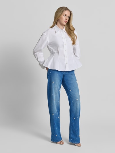 Frauenmodel trägt Wide Fit Jeans mit Perlen- und Strasssteinbesatz von Angels, gerader Schnitt, 5-Pocket-Design, Ganzkörperansicht von vorne.