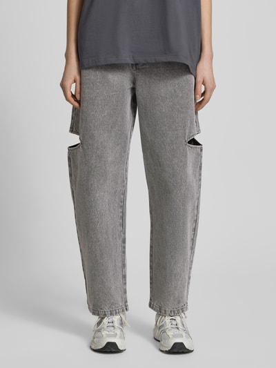 Frauenmodel trägt Mom Fit Jeans mit Cut Out von Karo Kauer aus Reine Baumwolle, graue Waschung, 5-Pocket-Design, Knopf-Reißverschluss, Ganzkörperansicht von vorne.