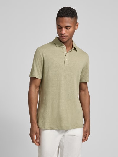 Männermodel trägt Slim Fit Poloshirt aus Leinen-Elasthan-Mix von OLYMP Level Five in Hellgrün, Knopfleiste, 1/2-Arm, Rückenlänge 70 cm, Ganzkörperansicht von vorne.