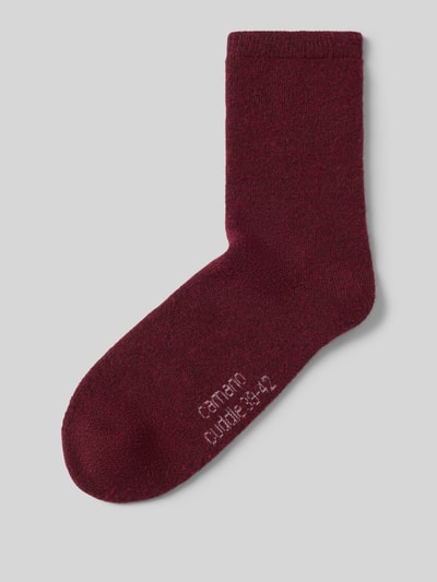 Produktfoto, Socken aus Woll-Mix von camano in Dunkelrot mit elastischem Rippbündchen und Label-Detail auf grauem Hintergrund.