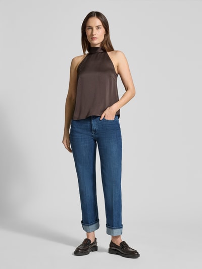 Modelka nosi Straight Fit Jeans aus Baumwoll-Mix Modell 'LAURA TURN UP' od MAC, krój straight fit, 5 kieszeni, długość do kostek, szerokość w rozmiarze 36: 42 cm, długość wewnętrzna nogawki: 69 cm, widok całej sylwetki z przodu.
