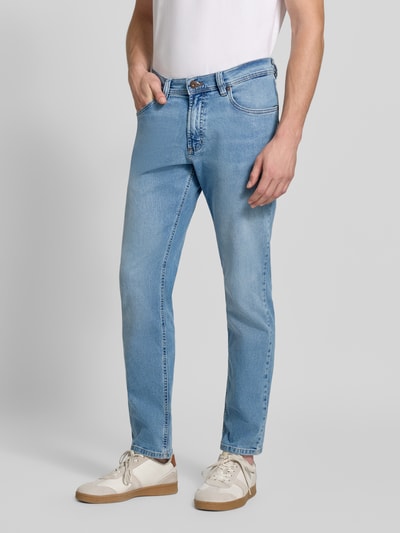 Männermodel trägt Straight Fit Jeans aus Baumwoll-Mix von bugatti in hellem Blau, 5-Pocket-Design, Nahaufnahme Oberkörper, Herrenmode.