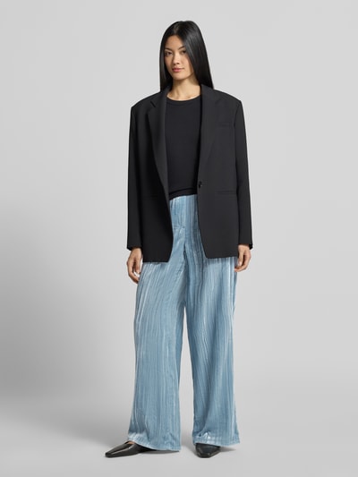 Vrouwenmodel draagt Weite Hose aus Viskose-Mix van Jake*s Casual, lichtblauw met structuur, wijdte, Ganzkörperansicht van voren.