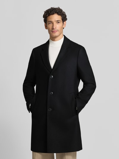 Männermodel trägt Mantel mit einreihiger Knopfleiste von BOSS, unifarben, Longline, Wollmix, Ganzkörperansicht von vorne.