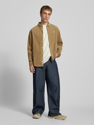Männermodel trägt Regular Fit Freizeithemd aus Cord mit Button-Down-Kragen von Carhartt Work In Progress, Reine Baumwolle, Label-Stitching, Modell Madison, Ganzkörperansicht von vorne.