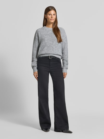 Modelka nosi Regular Fit Strickpullover aus elastischem Woll-Mix od Apricot, szary, mieszanka wełny, okrągły dekolt, prążkowane wykończenia, długość tyłu w rozmiarze S 55 cm, długość rękawów w rozmiarze S 68 cm, pełen widok z przodu.