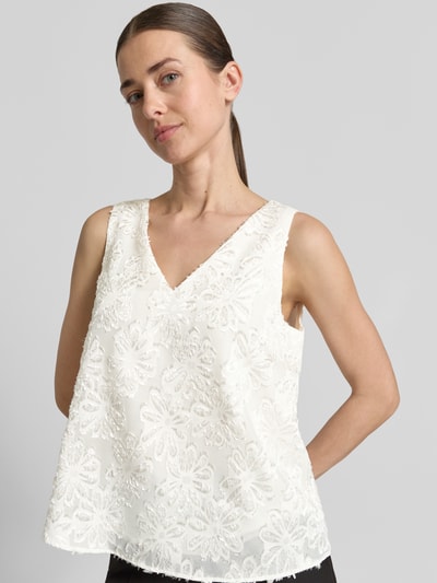 Frauenmodel trägt Regular Fit Top mit floralem Muster von s.Oliver BLACK LABEL, Optik: Unifarben, Passform: Regular-Fit, Muster: Floral, V-Ausschnitt, Ärmelform: Ohne Ärmel, Strukturierte Textur, Ganzkörperansicht von vorne.