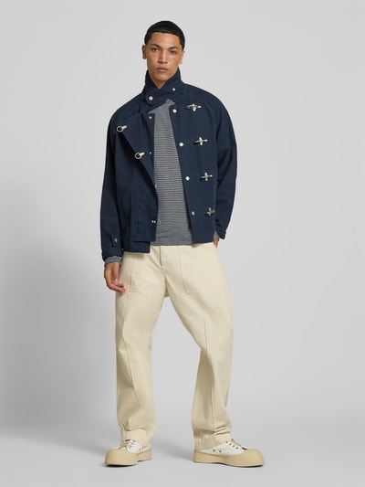 Männermodel trägt Regular Fit Longsleeve aus leinen-mix van Officine Générale in grijs met fijne streep, mix van katoen en linnen, ronde hals, met lange mouwen, heren, ruglengte bij maat M 66 cm, ganzlichaamsvooraanzicht.