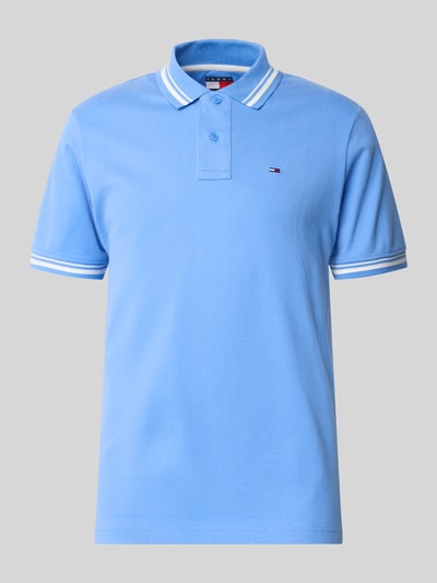 Produktfoto, Regular Fit Poloshirt aus reiner Baumwolle von Tommy Jeans in Optik: Unifarben mit Logo-Stitching, Polokragen, 2-Knopf-Verschluss, Ärmelform: Kurzarm, Materialverarbeitung: Jersey