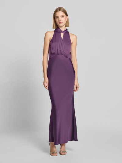 Frauenmodel trägt Cocktailkleid mit Schlüsselloch-Ausschnitt Modell 'PELLA' von YAS in Lila, taillierter Schnitt, Maxikleid, Ganzkörperansicht von vorne.