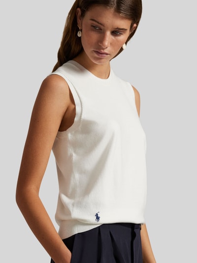 Frauenmodel trägt Regular Fit Stricktop aus Baumwoll-Mix von Polo Ralph Lauren in Unifarben mit Logo-Stitching, Feinstrick, Nahaufnahme Oberkörper.