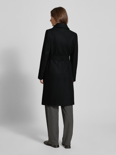 Frauenmodel trägt Mantel aus Woll-Mix mit Gürtel von Jake*s Collection in Schwarz, Slim Fit, Zweireiher, Umlegekragen, Rückenlänge 100 cm, Schulterbreite 38 cm, Brustweite 33 cm, Ärmellänge 62 cm, Ganzkörperansicht Rückansicht