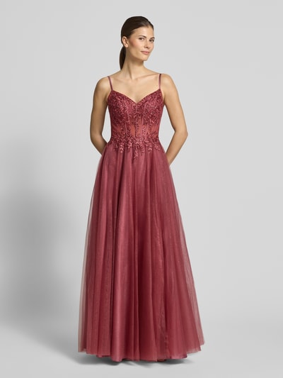 Frauenmodel trägt Abendkleid mit Stitchings und Ziersteinbesatz von Luxuar in Bordeaux, Maxikleid aus Tüll, tailliert, Spaghettiträger, Ganzkörperansicht von vorne.