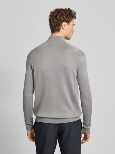 Männermodel trägt Regular Fit Troyer mit Schurwoll-Anteil Modell 'TOUR SEAMLESS QZ' von BOSS Green in unifarbenem Grau, Ganzkörperansicht Rückansicht.
