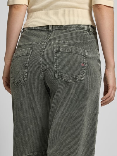 Frauenmodel trägt Barrel Fit Cordhose aus Baumwoll-Mix von Buena Vista in grün-grauer Cordoptik, grobe Struktur, Nahaufnahme Rückansicht, Damen Cordhose von Buena Vista.