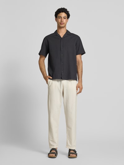Männermodel trägt Relaxed Fit Hose aus Baumwoll-Leinen-Mix Modell 'KANE' von Jack & Jones in Beige mit elastischem Bund, Tunnelzug, Gesäßtasche, Ganzkörperansicht von vorne, Kontext: Herren Hose, Bundweite 41 cm, Innenbeinlänge 77 cm, Größe M.