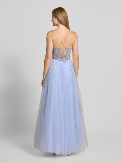 Männermodel trägt Abendkleid mit Strasssteinbesatz von Mascara, tiul, taliowany krój, dekolt w kształcie serca, półprzezroczysty materiał, cienkie ramiączka, długość do ziemi, wszyty zamek błyskawiczny, halka pod spódnicę, długość tyłu w rozmiarze 36: 143 cm, szerokość w rozmiarze 36: 34 cm, całkowicie z tyłu